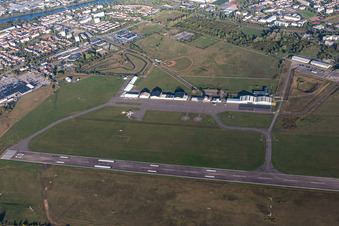 Vue aérienne de Pistes avec voies de circulation, hangars et terminaux sur le terrain de l'aéroport de Nancy-Essey à le quartier Paix Jartom in Tomblaine dans le département Meurthe et Moselle, France