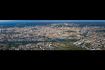Vue aérienne de Perspective panoramique de la zone urbaine avec ses périphéries et son centre-ville à le quartier Gambetta Carmes Faiencerie in Nancy dans le département Meurthe et Moselle, France