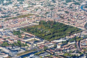 Vue aérienne de Parc de la Pépinière de Nancy parc avec Palais du Gouvernement - Jardin du Palais à le quartier Pepiniere Vieille Ville in Nancy dans le département Meurthe et Moselle, France
