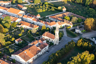 Vue aérienne de Église de la Très-Sainte-Trineté à Haroué dans le département Meurthe et Moselle, France