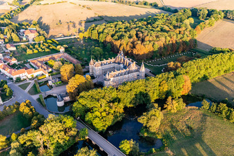 Vue aérienne de Bâtiments et parc du château à douves Château d'Haroué à Haroue à Haroué dans le département Meurthe et Moselle, France