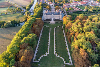 Vue aérienne de Bâtiments et parc du château à douves Château d'Haroué à Haroue à Haroué dans le département Meurthe et Moselle, France