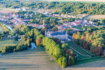 Château de Haroué à Haroué dans le département Meurthe et Moselle, France du point de vue du drone