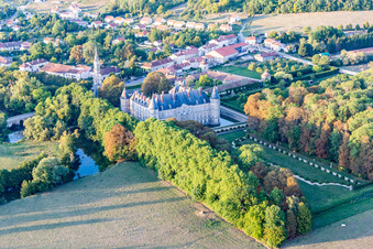 Château de Haroué à Haroué dans le département Meurthe et Moselle, France d'un drone
