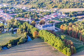 Photographie aérienne de Bâtiments et parc du château à douves Château d'Haroué à Haroue à Haroué dans le département Meurthe et Moselle, France