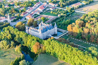 Château de Haroué à Haroué dans le département Meurthe et Moselle, France vu d'un drone