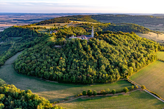 Vue aérienne de Clocher et toit de la tour de la Basilique Notre-Dame de Sion sur une colline boisée à Saxon-Sion dans le département Meurthe et Moselle, France