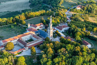 Vue aérienne de Tour et Basilique Notre-Dame de Sion sur la colline de pèlerinage Site de la Colline de Sion-Vaudémont à Saxon-Sion dans le département Meurthe et Moselle, France
