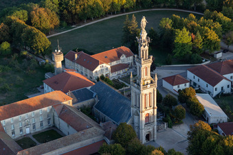 Vue aérienne de Statue de la Vierge Marie sur la tour de la Basilique Notre-Dame de Sion sur la colline de pèlerinage Site de la Colline de Sion-Vaudémont à Saxon-Sion dans le département Meurthe et Moselle, France