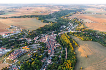 Vue aérienne de Vézelise dans le département Meurthe et Moselle, France