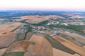 Vue aérienne de Xeuilley dans le département Meurthe et Moselle, France