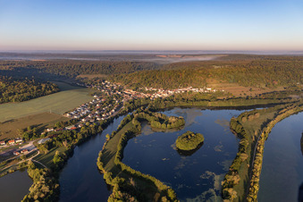 Vue aérienne de Moselle et Canal de l'Est à Chaligny dans le département Meurthe et Moselle, France