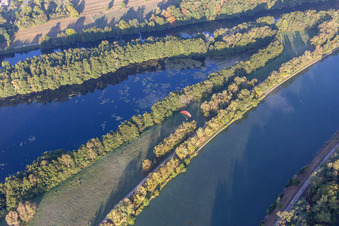 Vue aérienne de Moselle et Canal de l'Est à Maron dans le département Meurthe et Moselle, France