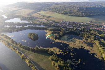 Vue aérienne de Moselle et Canal de l'Est à Sexey-aux-Forges dans le département Meurthe et Moselle, France