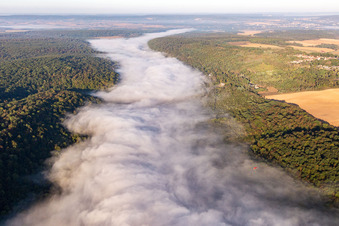 Vue aérienne de Banc de nuages brumeux sur les rives de la Moselle à Maron dans le département Meurthe et Moselle, France