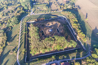 Vue aérienne de Complexe de bâtiments bunker en béton et en acier Réduit du fort de Villey-le-Sec à Villey-le-Sec dans le département Meurthe et Moselle, France