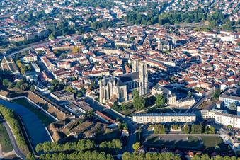 Vue aérienne de Cathédrale Saint-Étienne de Toul à le quartier Croix de Metz Croix d'Argent in Toul dans le département Meurthe et Moselle, France