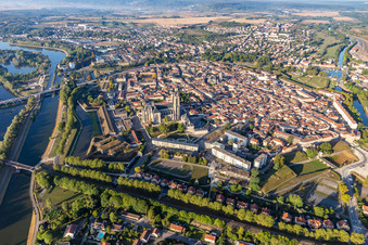Vue aérienne de Centre-ville en centre-ville entre les rives de la Moselle et du canal Rhin-Marne à Toul dans le département Meurthe et Moselle, France