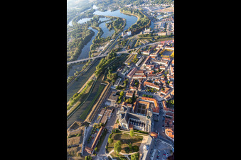 Vue aérienne de Les rives de la Moselle à Toul dans le département Meurthe et Moselle, France