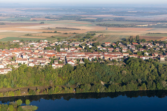 Vue aérienne de Villey-Saint-Étienne dans le département Meurthe et Moselle, France