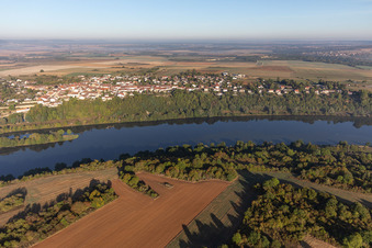Vue aérienne de Villey-Saint-Étienne dans le département Meurthe et Moselle, France