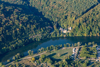 Vue aérienne de Château de la Flie sur la Moselle à Liverdun dans le département Meurthe et Moselle, France