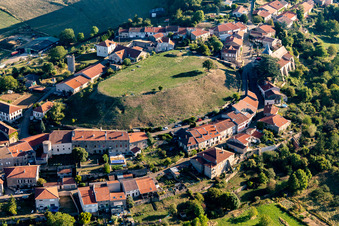 Vue aérienne de Village avec terril au centre du village à Amance dans le département Meurthe et Moselle, France