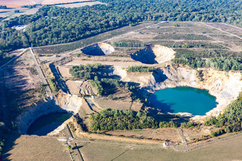 Vue aérienne de Un trou de glissement de terrain en forme de cratère rempli d'eau souterraine à Lenoncourt dans le département Meurthe et Moselle, France