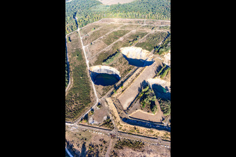 Vue aérienne de Mine de potasse à ciel ouvert dans une forêt défrichée à Lenoncourt dans le département Meurthe et Moselle, France