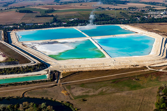 Vue aérienne de Bassins salins bleu turquoise pour la production de sel de potasse de la Compagnie des Salins du Midi et des Salines de l'Est SA à Laneuveville-devant-Nancy dans le département Meurthe et Moselle, France