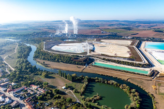 Vue aérienne de Salines turquoise pour la production de potasse par la Compagnie des Salins du Midi et des Salines de l'Est SA et l'usine chimique SEQENS La Madeleine (Novacarb) à Laneuveville-devant-Nancy dans le département Meurthe et Moselle, France