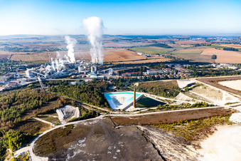 Vue aérienne de Salines turquoise pour la production de potasse par la Compagnie des Salins du Midi et des Salines de l'Est SA et l'usine chimique SEQENS La Madeleine (Novacarb) à Laneuveville-devant-Nancy dans le département Meurthe et Moselle, France