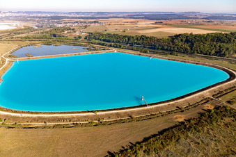Vue aérienne de Bassins salins bleu turquoise pour la production de sel de potasse par la Compagnie des Salins du Midi et des Salines de l'Est SA à Laneuveville-devant-Nancy à Varangéville dans le département Meurthe et Moselle, France