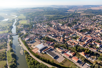 Vue aérienne de Saint-Nicolas-de-Port dans le département Meurthe et Moselle, France