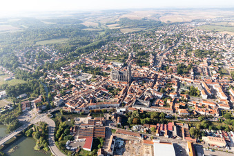 Vue aérienne de Basilique de Saint-Nicolas-de-Port à Saint-Nicolas-de-Port dans le département Meurthe et Moselle, France