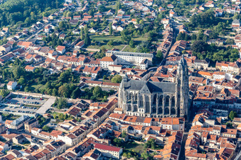 Vue aérienne de Basilique de Saint-Nicolas-de-Port à Saint-Nicolas-de-Port dans le département Meurthe et Moselle, France