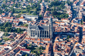 Vue aérienne de Cathédrale Basilique de Saint-Nicolas-de-Port à Saint-Nicolas-de-Port dans le département Meurthe et Moselle, France