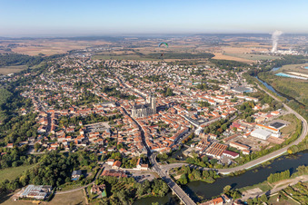 Vue aérienne de Quartier de la vieille ville et centre-ville à Saint-Nicolas-de-Port dans le département Meurthe et Moselle, France