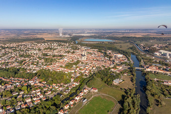Vue aérienne de Saint-Nicolas-de-Port dans le département Meurthe et Moselle, France