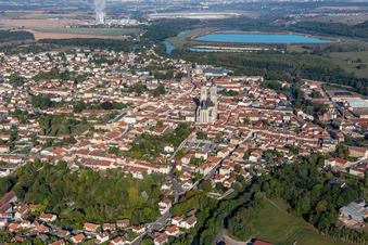 Vue aérienne de Bâtiment de l'église de la Basilique de Saint-Nicolas-de-Port dans le vieux centre-ville du centre-ville à Saint-Nicolas-de-Port dans le département Meurthe et Moselle, France