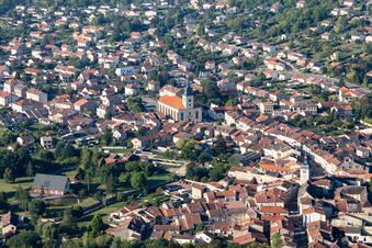 Vue aérienne de Église Saint-Pierre de Rosières-aux-Salines à Rosières-aux-Salines dans le département Meurthe et Moselle, France