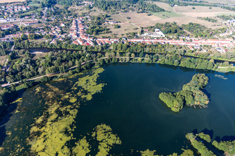 Vue aérienne de Lac Breuil à Flavigny-sur-Moselle dans le département Meurthe et Moselle, France