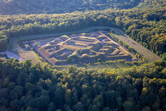 Vue aérienne de Fragments de la fortification de la citadelle "Fort de Bourlémont" sur l'Allée de Rivières à Mont-les-Neufchateau à Mont-lès-Neufchâteau dans le département Vosges, France