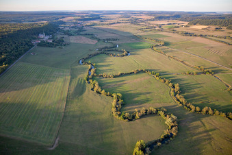Vue aérienne de La Meuse à Coussey dans le département Vosges, France