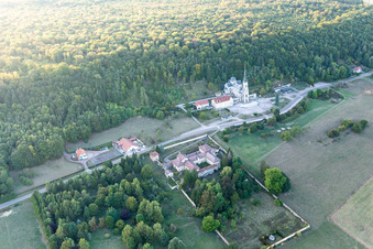 Vue aérienne de Basilique de Bois-Chenu à Domrémy-la-Pucelle dans le département Vosges, France