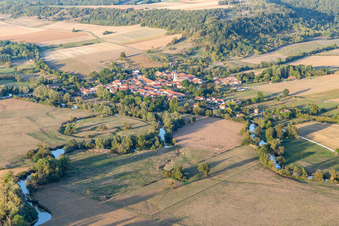 Vue aérienne de Maxey-sur-Meuse dans le département Vosges, France