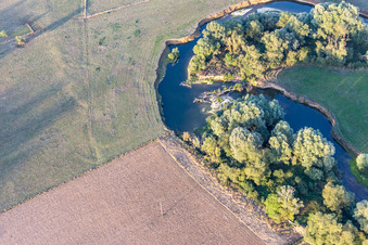 Vue aérienne de La Meuse à Maxey-sur-Meuse dans le département Vosges, France