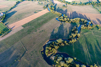 Vue aérienne de Méandres courbes des rives couvertes de saules de la Meuse entre les champs à Maxey-sur-Meuse dans le département Vosges, France