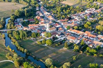 Vue aérienne de Les rives de la Meuse à Sauvigny dans le département Meuse, France