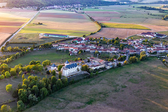 Vue aérienne de Château de Montbras avec Hostellerie de L'Isle en Bray à Montbras à Champougny dans le département Meuse, France